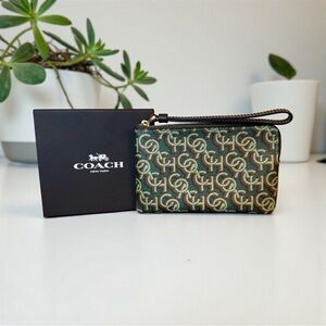 🖤COACH🖤Monogram Leather Corner Zip Wristlet in Green/NWT
